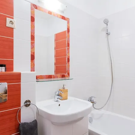 Floral - New In Town Apartment *